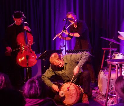 Friedemann Dähn, Bernd Settelmeyer, Carsten Netz und Sprecher Felix Muhle (von links) im Club Voltaire.