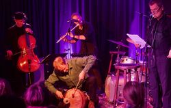 Friedemann Dähn, Bernd Settelmeyer, Carsten Netz und Sprecher Felix Muhle (von links) im Club Voltaire.