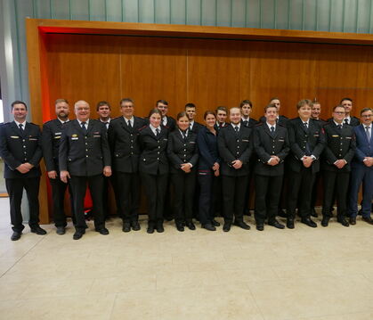 Geehrte und Beförderte hatten sich am Samstagabend in der Sport- und Kulturhalle für das Foto aufgestellt.