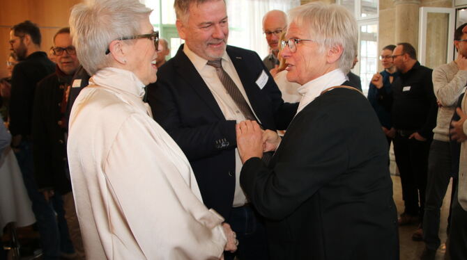 Dettingen Neujahrsempfang 2026 Die ehemalige Gemeinderätin Karin Salzer (rechts) war eine der vielen Dettinger Bürger und Bürgerinnen, die von Bürgermeister Mi