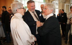 Die ehemalige Gemeinderätin Karin Salzer (rechts) war eine der vielen Dettinger Bürger und Bürgerinnen, die von Bürgermeister Mi