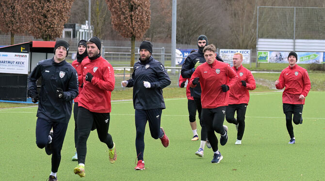 Von einem lockeren Start ins neue Fußballjahr kann beim Trainingsauftakt des SSV Reutlingen keine Rede sein.
