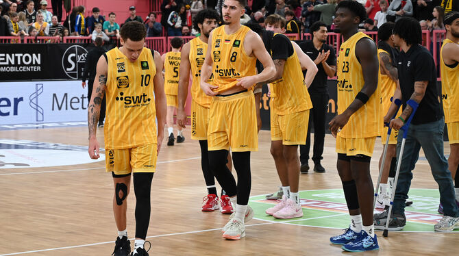 Von links: Isaiah Sanders, Felix Edwardsson und Melkisedek Moreaux laufen mit enttäuschten Blicken vom Feld.