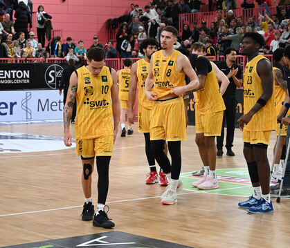 Von links: Isaiah Sanders, Felix Edwardsson und Melkisedek Moreaux laufen mit enttäuschten Blicken vom Feld.