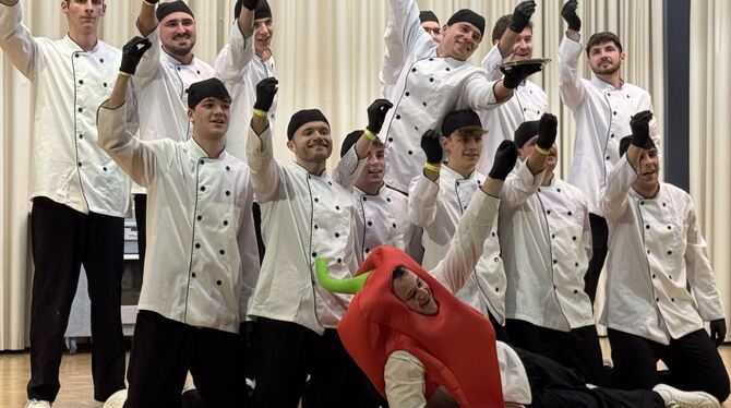 Die Männertanzgruppe rockte den Saal mit »Manna mit de Pfanna«. FOTO: RUOF Die Männertanzgruppe rockte den Saal mit »Manna mit de Pfanna«. FOTO: RUOF