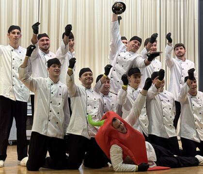 Die Männertanzgruppe rockte den Saal mit »Manna mit de Pfanna«. FOTO: RUOF