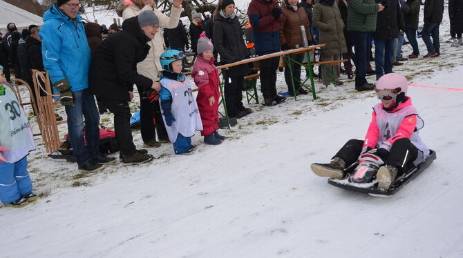 Volle Fahrt voraus: Die Rodler hatten sichtlich Spaß. FOTO: HÄUSSLER Volle Fahrt voraus: Die Rodler hatten sichtlich Spaß. FOTO: HÄUSSLER