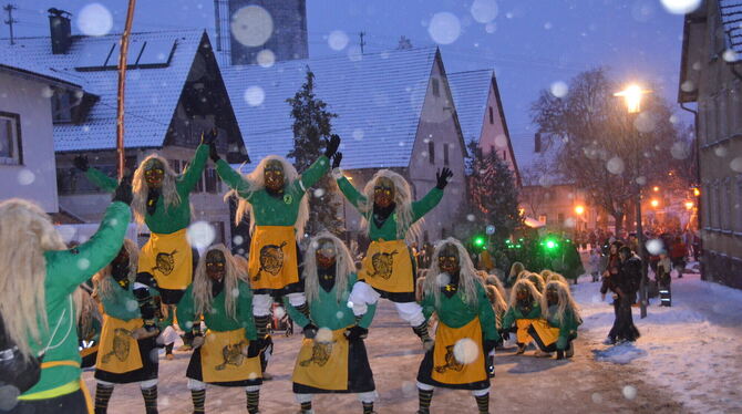 Die Gai-Hexen Binzwangen zeigen akrobatische Kunststücke.  FOTO: HÄUSSLER