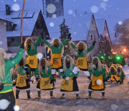 Die Gai-Hexen Binzwangen zeigen akrobatische Kunststücke.  FOTO: HÄUSSLER