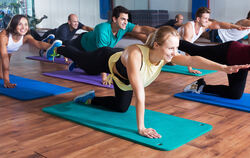 Allein oder in der Gruppe: Regelmäßiges Yoga-Training ist der Gesundheit förderlich. Beginnen kann man damit in jedem Alter. FOT