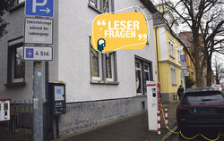 Die Beschilderung ist auch in der Reutlinger Kaiserstraße eindeutig: Elektroautos dürfen hier stehen und laden. Die Parkscheibe