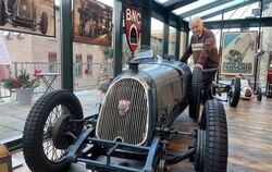 Rainer Klink  mit dem Star im Boxenstop-Museum:  dem französischen BNC-Rennwagen von 1928