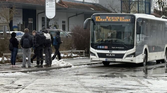 Die Schülerbeförderung kostet Eltern mehr Geld.