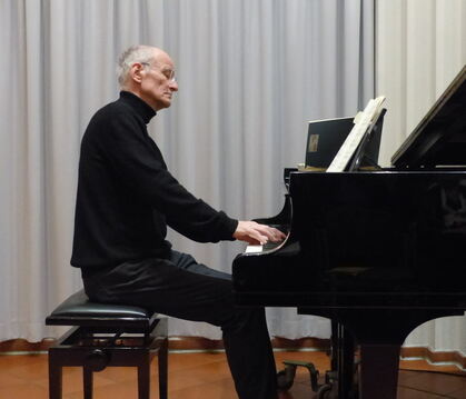 Florian Kunz am Flügel des Reutlinger Spitalhofsaals.