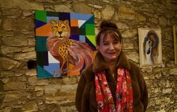 Die Reutlinger Künstlerin Christa Schuster-Salas vor einer ihrer Werke mit dem Titel »Federleo«.