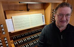 Ingo Bredenbach vor der jüngst wiederentdeckten Ciacona des jungen Johann Sebastian Bach an der Orgel von St. Peter und Paul.