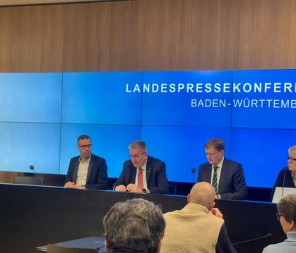 Thomas Bürkle (zweiter von links) und Oliver Barta (zweiter von rechts) äußerten sich auf der Landespressekonferenz im Stuttgart