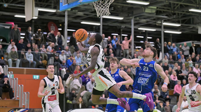 Niko Kaps (links) beobachtet den Teamkollegen John Saigge (mit Ball) im Spiel gegen die Gießen Pointers bei einer eleganten Flug