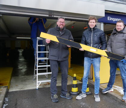 Die Zeit der Schranken ist jetzt auch im Uracher Parkhaus vorbei. Am Montag wurde sie abgeschraubt. Im Bild (von links) Niels Be