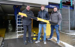 Die Zeit der Schranken ist jetzt auch im Uracher Parkhaus vorbei. Am Montag wurde sie abgeschraubt. Im Bild (von links) Niels Be