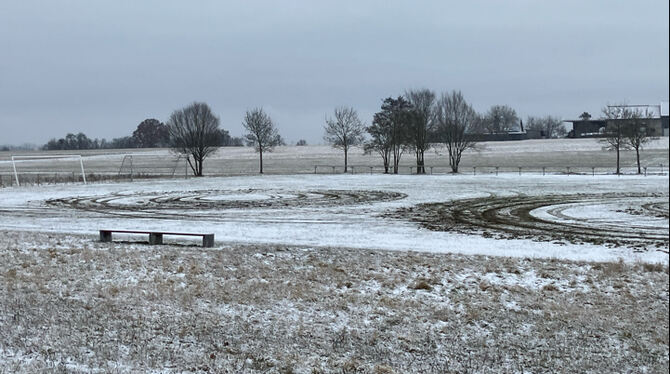 Ein Unbekannter driftete mehrere Runden mit seinem Auto auf dem Sportplatz in Seebronn.