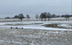 Ein Unbekannter driftete mehrere Runden mit seinem Auto auf dem Sportplatz in Seebronn.