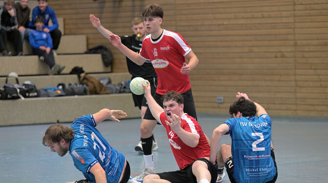 Manchmal ging es im Derby hoch her. Von links: Hannes Stotz, Jakob Roth, Janne Wurster (dahinter) und Leopold Heinzmann mit neue