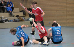 Manchmal ging es im Derby hoch her. Von links: Hannes Stotz, Jakob Roth, Janne Wurster (dahinter) und Leopold Heinzmann mit neue