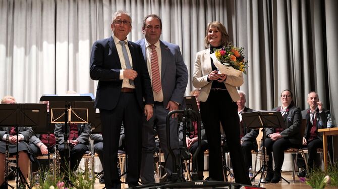 Tosender und langanhaltender Applaus erklingt in der HAP-Grieshaber-Halle in Eningen nach der Abschiedsrede von Ewald Heinzelman