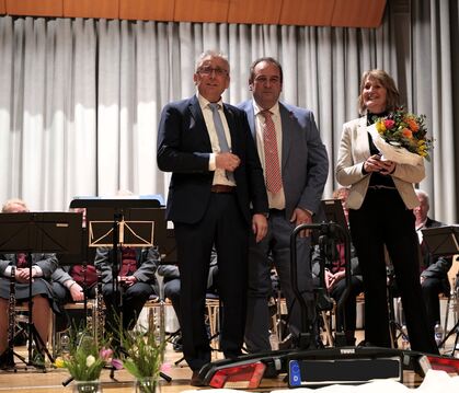 Tosender und langanhaltender Applaus erklingt in der HAP-Grieshaber-Halle in Eningen nach der Abschiedsrede von Ewald Heinzelman