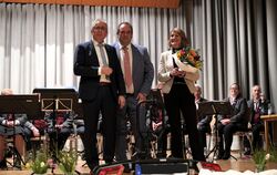 Tosender und langanhaltender Applaus erklingt in der HAP-Grieshaber-Halle in Eningen nach der Abschiedsrede von Ewald Heinzelman