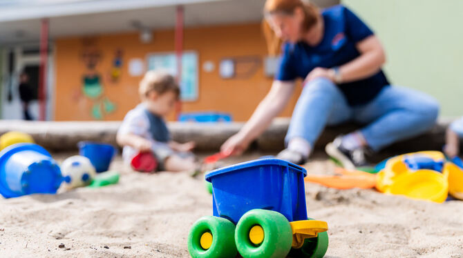 Der Haushaltsentwurf sieht auch für Eltern eine Mehrbelastung vor: Das Besuchsgeld soll um 7,3 Prozent steigen. Dabei hatten vie