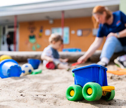 Der Haushaltsentwurf sieht auch für Eltern eine Mehrbelastung vor: Das Besuchsgeld soll um 7,3 Prozent steigen. Dabei hatten vie