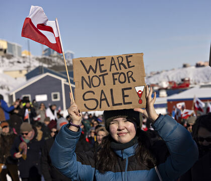Menschen nehmen an einem Marsch teil, der vor dem US-Konsulat unter dem Motto »Grönland gehört dem grönländischen Volk« endet.