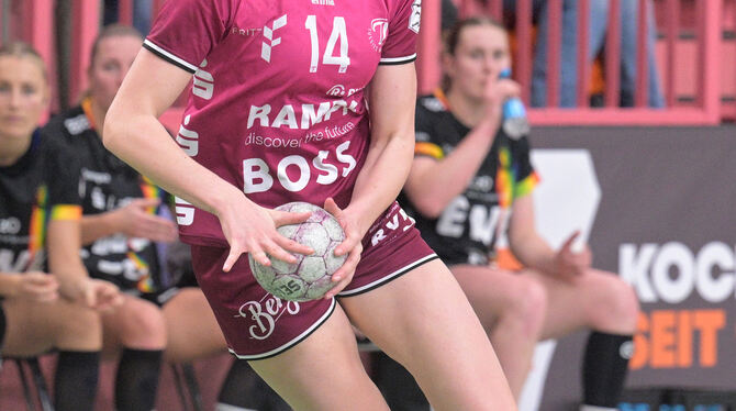 Rückraumspielerin Klara Schlegel, die im Sommer zur TuS Metzingen stieß,  wechselt zur neuen Saison zum rumänischen European-Lea