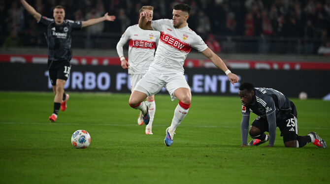 Freut sich über ein Geschenk, das zum Tor führt: VfB-Stürmer Ermedin Demirovic (Mitte).