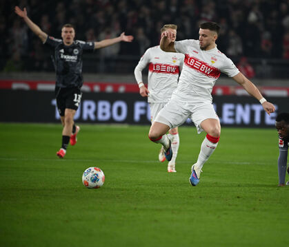 Freut sich über ein Geschenk, das zum Tor führt: VfB-Stürmer Ermedin Demirovic (Mitte).