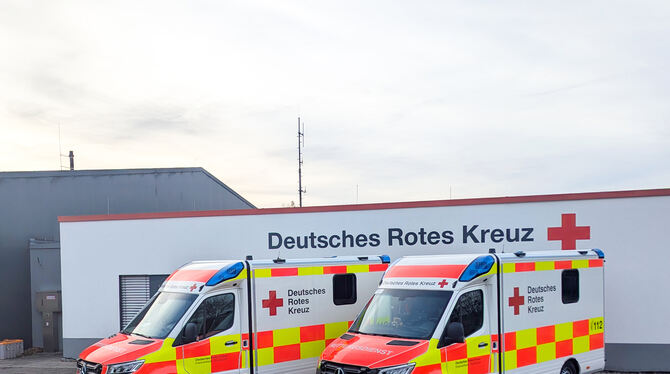 Die beiden neuen Rettungswagen des DRK-Kreisverbandes.  FOTO: DRK