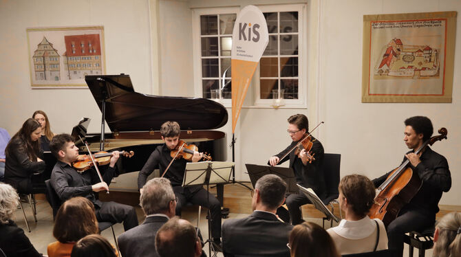 Musikalisches Feuerwerk trotz winterlicher Anreise: Die Young Classic Artists im Rittersaal Kirchentellinsfurt. FOTO: PR