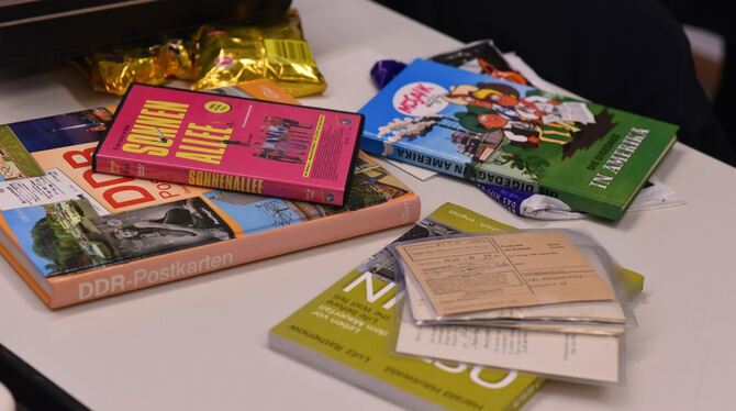 Sonnenallee, Knusperflocken, Digedags, aber auch Bücher und Zeugnisse aus einer Kindheit und Jugend in der DDR lockern den Unter
