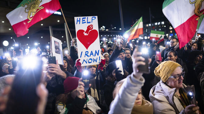 Weltweite Aufmerksamkeit: Menschen nehmen in Zürich an einer Demonstration aus Solidarität mit den Demonstranten im Iran teil. S