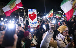 Weltweite Aufmerksamkeit: Menschen nehmen in Zürich an einer Demonstration aus Solidarität mit den Demonstranten im Iran teil. S