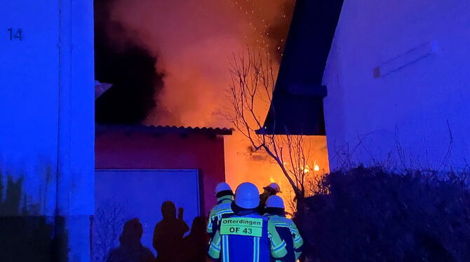 Das Feuer in einem Carport drohte auf Haus und Garage überzugreifen