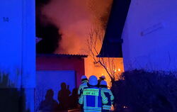 Das Feuer in einem Carport drohte auf Haus und Garage überzugreifen