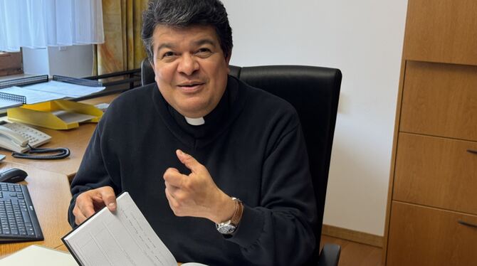Pfarrer Marco Antonio Rodrigues Rivas in seinem Büro in der katholischen Kirchengemeinde  in Metzingen. FOTO: RUOF