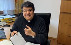 Pfarrer Marco Antonio Rodrigues Rivas in seinem Büro in der katholischen Kirchengemeinde  in Metzingen. FOTO: RUOF