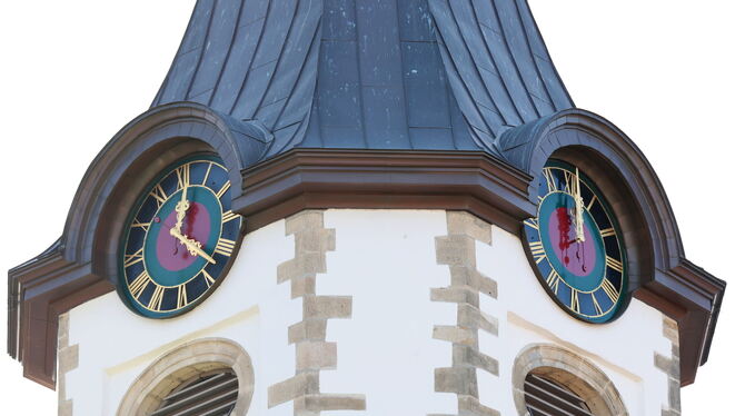 Da läuft etwas gewaltig schief an der Pfullinger Martinskirche: Die Uhren gehen nicht im Gleichtakt.
