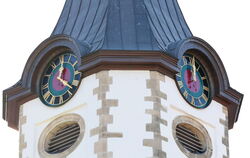Da läuft etwas gewaltig schief an der Pfullinger Martinskirche: Die Uhren gehen nicht im Gleichtakt.