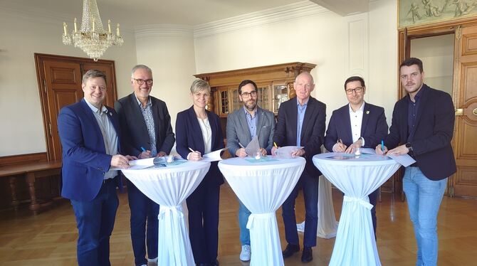 Die Bürgermeister Andreas Schmidt (von links), Reinhard Traub, Raphaela Gonser, Arzt Johannes Bader, Michael Maier, Daniel Eiffl