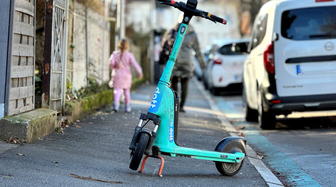 Hier »nur« ein Fußgängerhindernis. Teils stehen oder liegen E-Scooter gefährlich im Stadtraum.